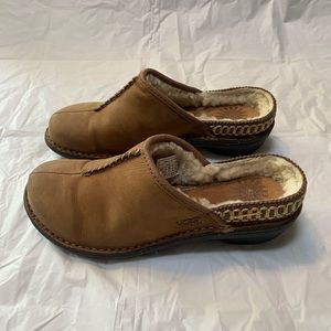 UGG Bettey 1928 Shearling Lined Leather Gorpcore Cabincore Granola Slip-On Shoes